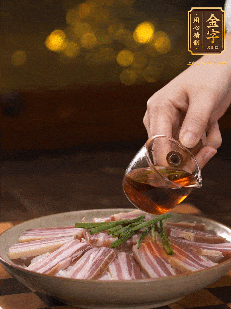 把切好的咸肉，均勻的鋪在蘿卜絲的四周頂部放少許蔥段 淋上少許料酒，放入鍋中 大火蒸二十分鐘