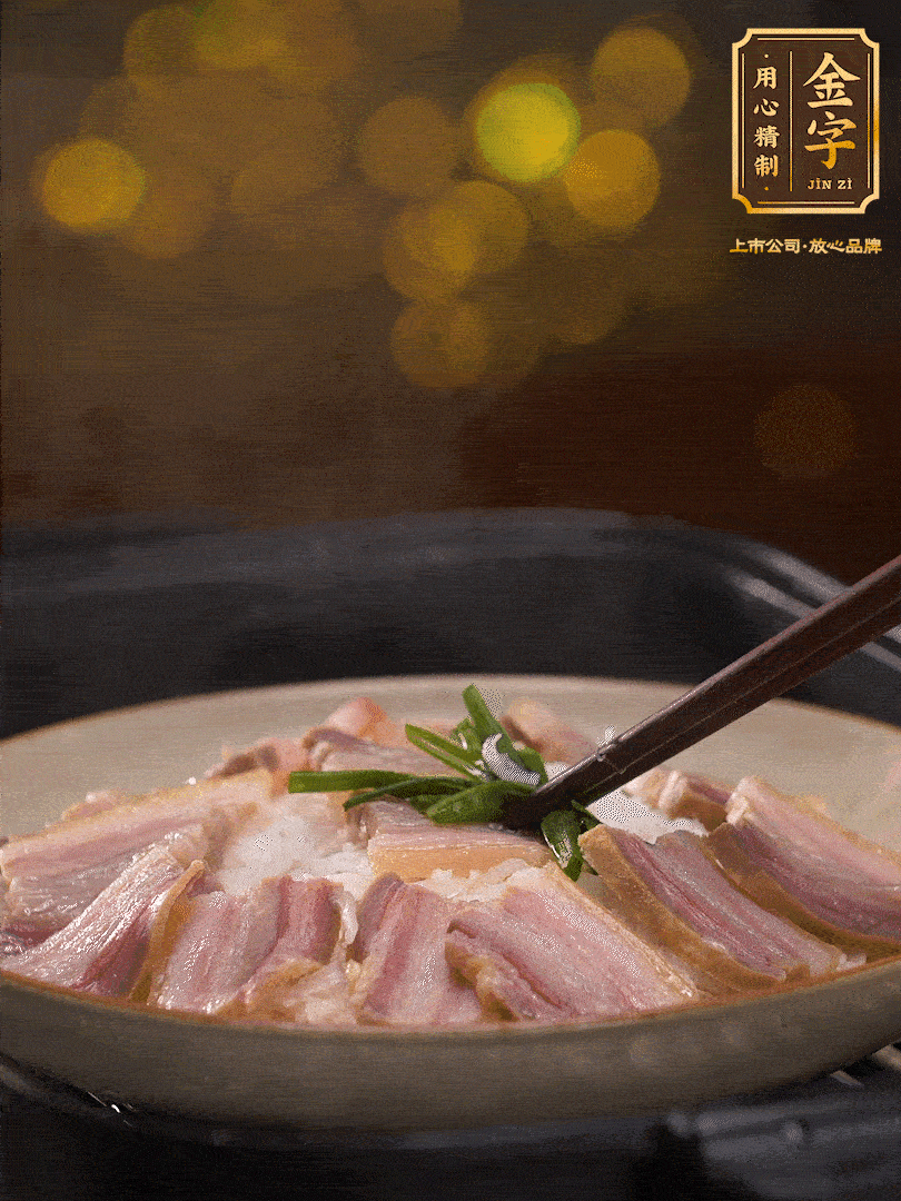 二十分鐘后關(guān)火，去除頂部的蔥段，最后撒上少許的蔥末，就完成了