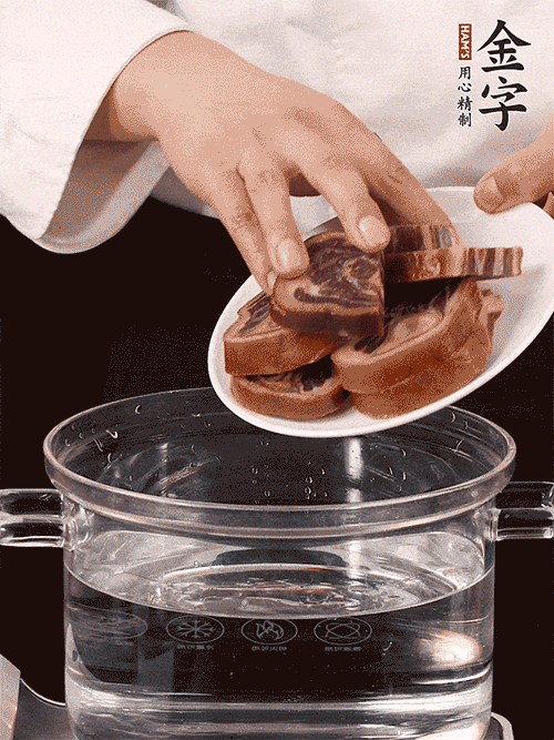 準(zhǔn)備食材。做金銀蹄有2個(gè)關(guān)鍵點(diǎn)：食材上火腿當(dāng)然得選足年發(fā)酵的金字火腿，新鮮豬爪最好選前腳、大小適宜的。