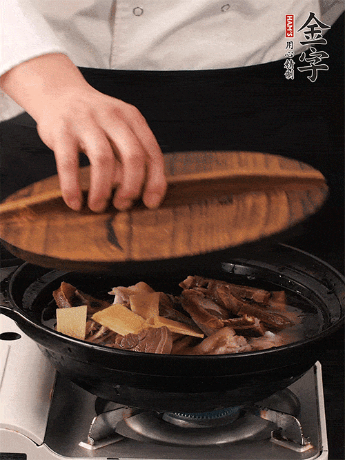 大火煮到沸騰后，轉(zhuǎn)中小火慢燉1個(gè)半小時(shí)。