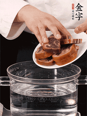 一包200g的金字火腿蹄片恰好搭配一個(gè)新鮮豬爪（豬腳）。都先加蔥姜、料酒焯水一遍，把血水清除后燉出來(lái)才能更清澈不油膩。