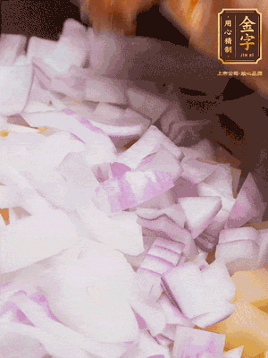 倒入洗干凈的大米、土豆丁、洋蔥碎、排骨、金字火腿xo醬、水