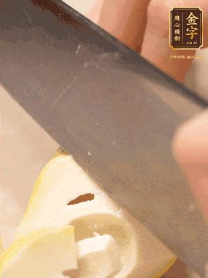 春筍切成滾刀塊，焯水去除澀味