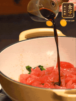 調(diào)味：1勺蠔油、1勺生抽、2轉(zhuǎn)胡椒粉和2勺番茄醬倒入400ml開(kāi)水，燒至湯汁濃厚