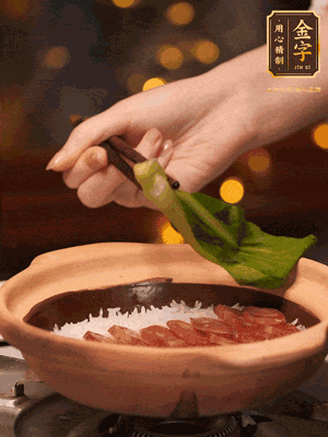 開蓋，碼上香腸和焯好水的青菜