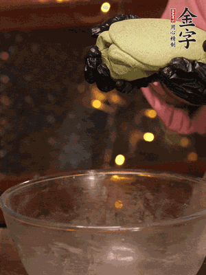 水里放點鹽，燒開后放艾草，一勺小蘇打，撈出浸入涼水，打成艾草泥