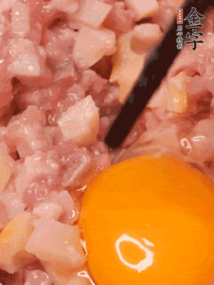 豬肉末、咸肉丁，分次加蔥姜水，一勺糖、一丟白胡椒，春筍丁，打入一個雞蛋