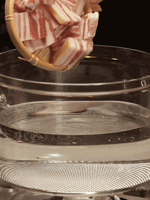 排骨、咸肉，一起下入鍋中，加入蔥，姜，料酒，倒入清水焯水清洗干凈