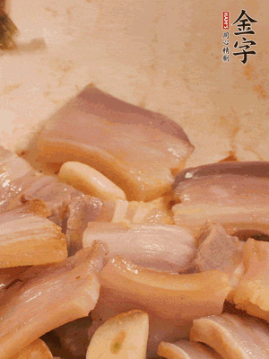 加入雪菜、咸肉冬筍 炒出香味