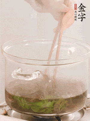 香椿焯水，變色后撈出，切成小段