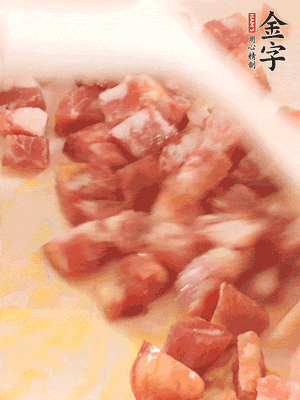 香腸炒出油脂，加入蠶豆煸炒