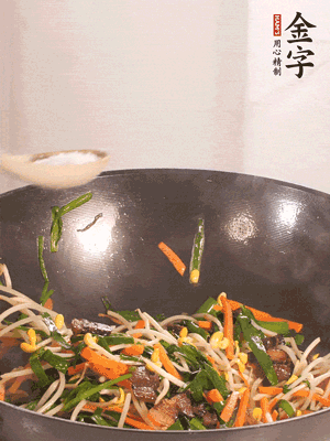 炒合菜：金字醬油肉、綠豆芽、韭菜