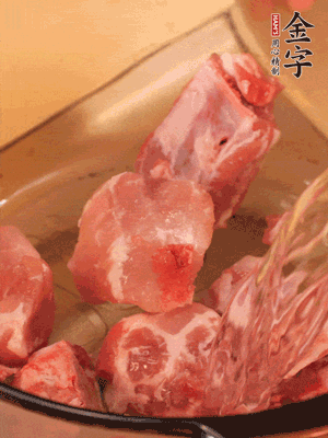 排骨冷水下鍋，加料酒、姜片，煮開綽水