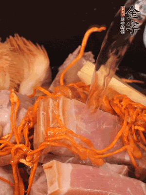 將所有食材一起倒進鍋中，加水沒過食材，燉煮30分鐘即可