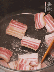 鍋中放菜籽油燒熱，下咸肉、冬筍略微煸炒