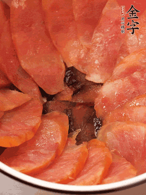 深碗涂抹豬油，頂端鋪枸杞，間隔鋪上香腸、醬油肉片