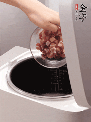 鍋中倒入豬油，油熱后炒熟上海青，給倒少許鹽調(diào)味