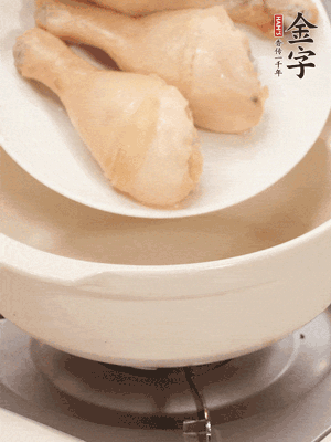 雞腿、火腿、干貝、蒜頭放入砂鍋內(nèi)燉1小時(shí)