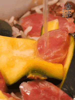 倒入溫開水，水量高出米面一個指節(jié)。