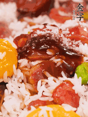 調(diào)醬汁，把蠔油：生抽：老抽：香油按1:2:1:0.5的比例。