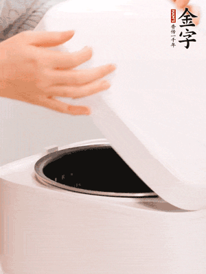 泡發(fā)香菇的水和調(diào)好的醬汁混合在一起，倒入電飯煲中，煮飯。