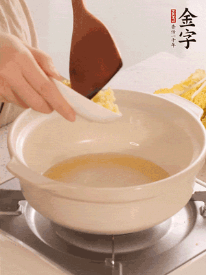 鍋里留少量底油煸香火腿和姜末。