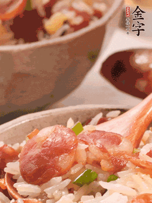 開蓋后，沿鍋邊淋2大勺花生油，大火烤出鍋巴。輕輕翻拌一下，撒點(diǎn)蔥花。