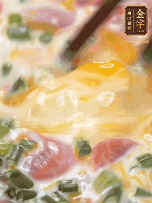 三個全蛋中加適量牛奶、鹽、黑胡椒粉、臘腸、蔥花攪拌均勻