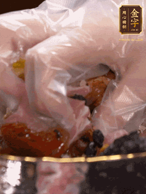 排骨洗凈后（蠔油、生抽、老抽、鹽、糖、淀粉、豆豉、蒜蓉、姜絲）腌制30分鐘