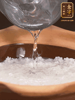 砂鍋底部刷一層油，加入大米和開水，水高1cm,大火燒開后轉(zhuǎn)中火煲5分鐘，到水微收干