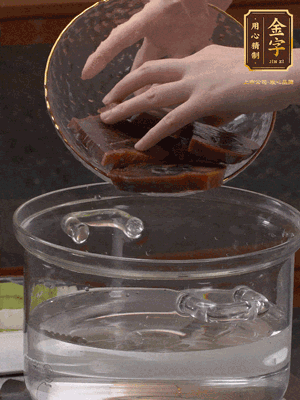 火腿蹄片冷水下鍋，水沸騰后煮5分鐘焯水