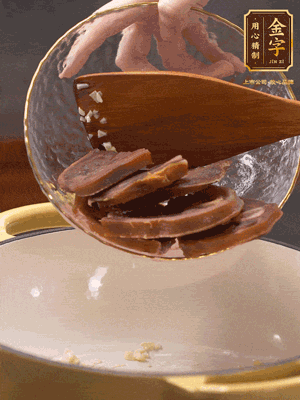 熱油爆香蒜粒、姜粒，加火腿蹄片煸炒一下