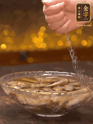 鮮活蟶子反復(fù)沖洗干凈，水中加鹽、芝麻香油浸泡30分鐘吐沙