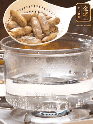 煮一鍋沸水，下蟶子汆燙30秒，撈出浸入冰水，取出蟶子肉