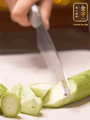 絲瓜去皮，切滾刀塊