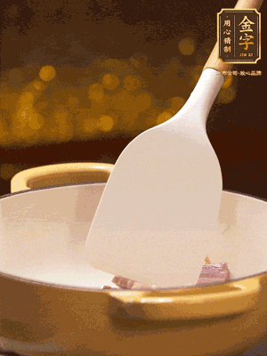 油溫7成熱，下蒜末、咸肉略微煸炒，再下絲瓜