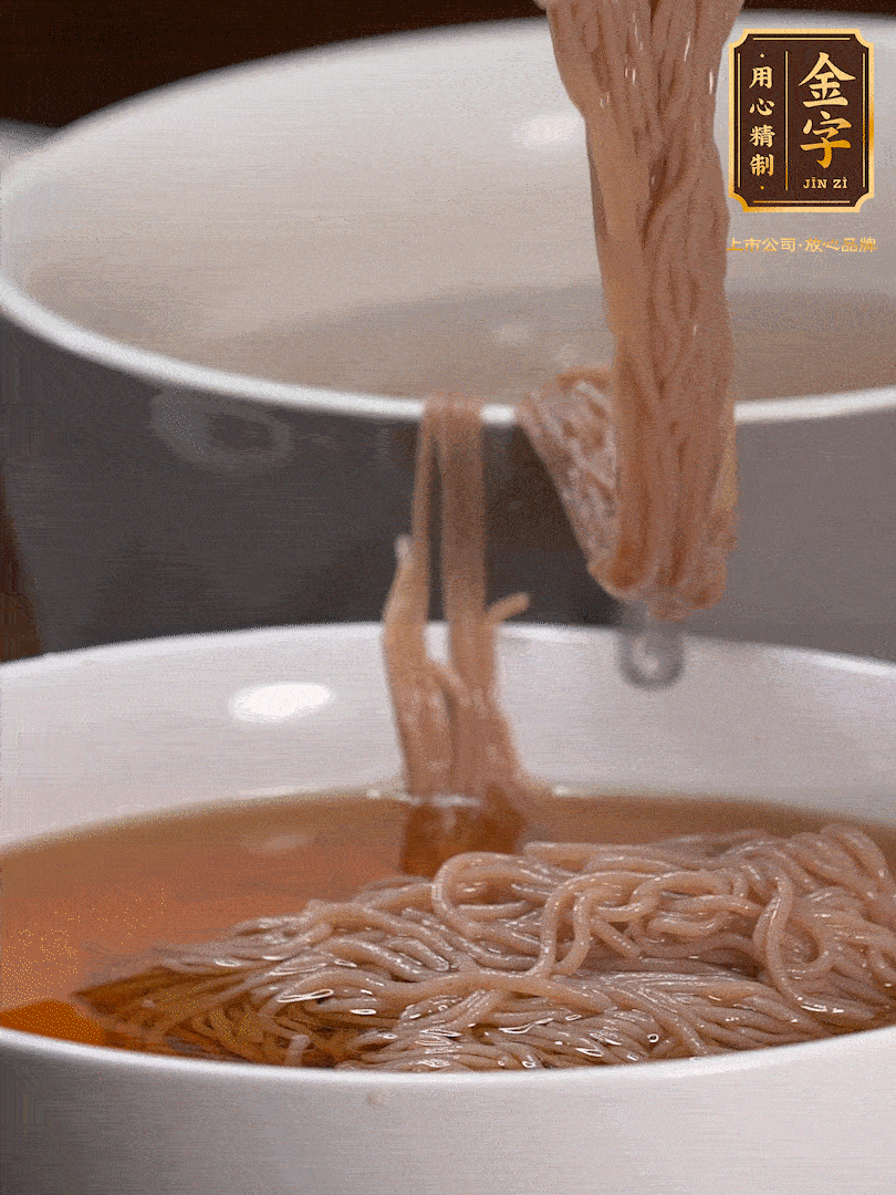 蘋果醋，一點鹽、糖、醬油，兌入涼白開水調(diào)成簡易冷面湯，放水箱冷藏