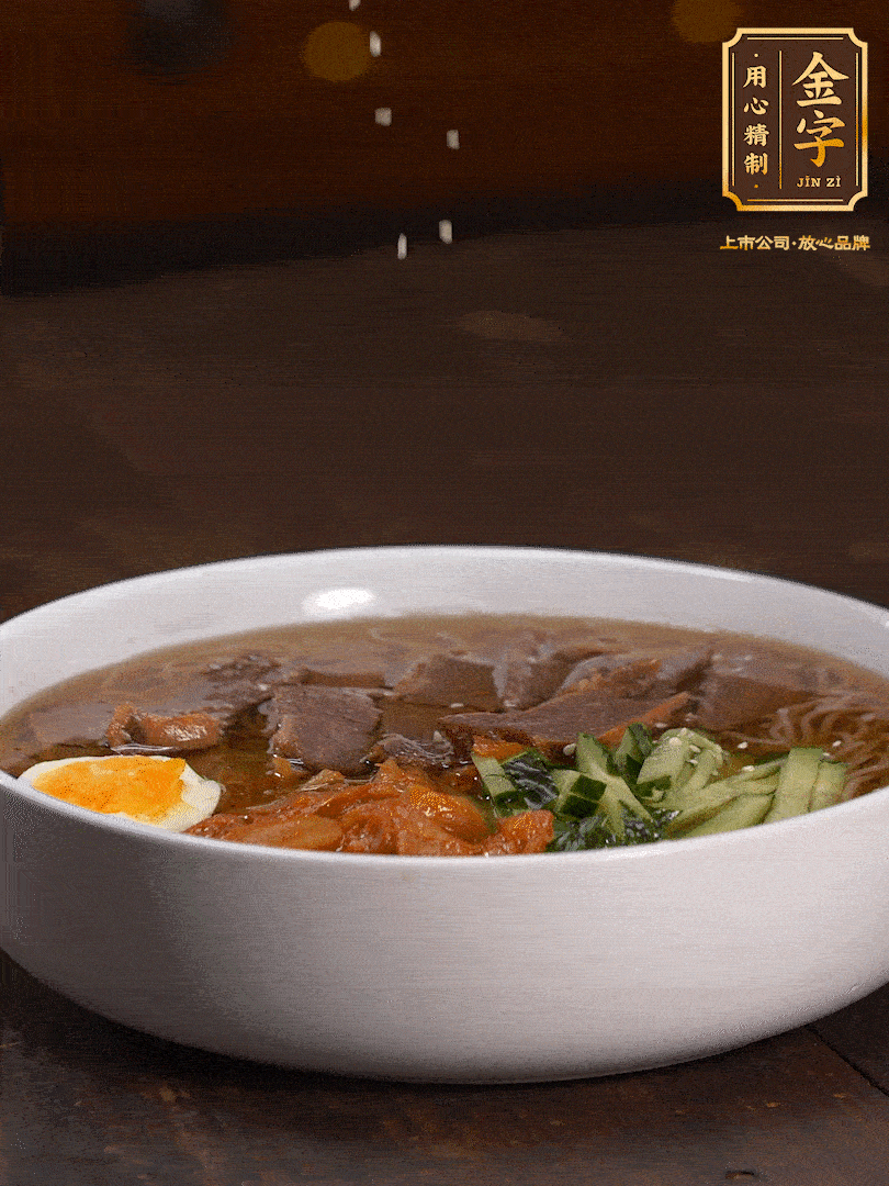 放入冰涼的冷面湯碼上黃瓜絲、泡菜、牛肉、雞蛋，撒點白芝麻