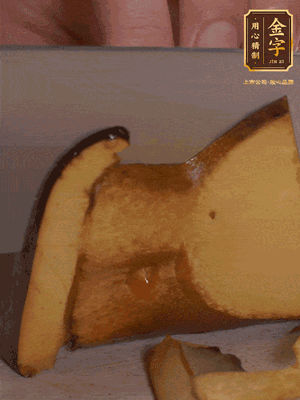 2個牛肝菌切丁，1個牛肝菌切片；金字香腸1根切丁，1根切片