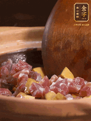 熱油下蒜片，倒入香腸丁、牛肝菌丁翻炒出香味