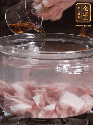 老鴨切塊，鍋里水煮開，鴨肉加姜片、料酒焯水