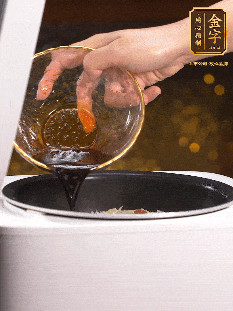 煮好后，淋上醬汁：2勺生抽、1勺老抽、1勺蠔油、半勺白糖、半勺香油、1勺水
