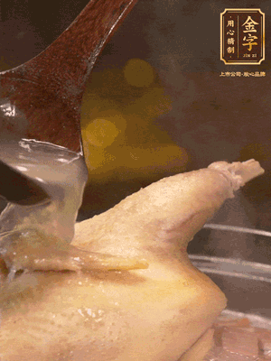 大火燒開后，撇去浮沫。轉(zhuǎn)小火燉2個小時