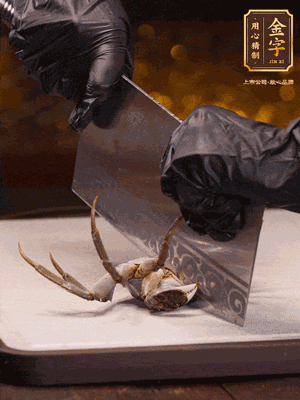 用刷子刷干凈六月黃，一斬二。把蟹蓋、蟹胃拿出來。