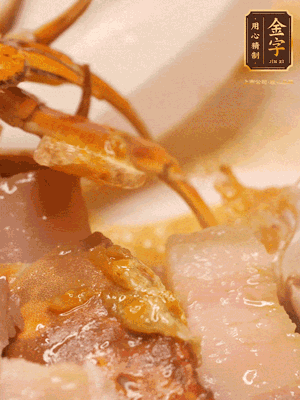 顏色變紅時(shí)，放蔥結(jié)、姜片煸香，再放咸肉、茭白、毛豆翻炒