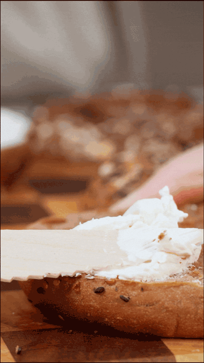 貝果在烤箱中180度復(fù)烤5分鐘，涂上芝士