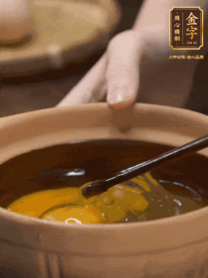 雞蛋打入砂鍋，充分打勻，1.5倍的溫水加一勺鹽，倒入蛋液中，攪拌均勻后用勺子舀去表面浮沫