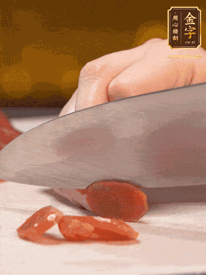 臘腸下水煮10分鐘，切薄片