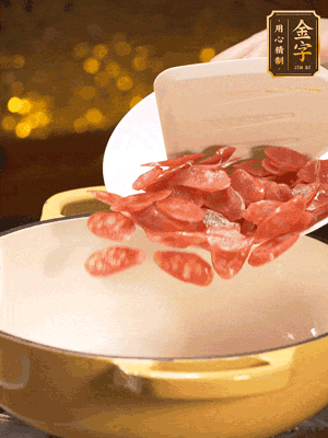 鍋里放油，香腸煸炒出多余的油脂，然后放小米辣