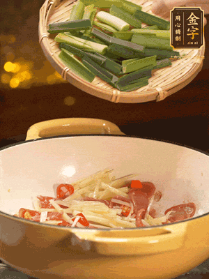 接著放蒜葉，來一點鹽，一點醬油調(diào)味翻勻